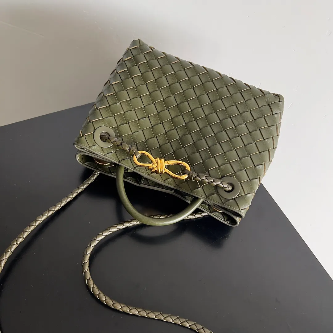The 2023 new Andiamo batch of 1860 BV has been shipped‼ ️Really popular🔥The new Andiamo woven handbag launched by Bottega Veneta this season is really popular all over the world! ! Celebrities at home and abroad have worn it, and Oscar-winning actress Michelle Yeoh has taken it out on the street. Song Jia, Trai Yara, Yu Feihong, Sanji Ayaka, Rosie Hunting-Whiteley, Yoshioka Riho, etc. have all picked up this bag. It is classic and versatile, showing off its temperament, and the bag capacity is also large, which is very convenient for daily commuting! ! A variety of carrying methods, the shoulder straps can be adjusted by yourself, the original lambskin feels soft and delicate, and the neutral style is made to break gender boundaries and bring a more practical and longer-lasting use experience. Andiamo, which has both elegant and casual styles, perfectly interprets the true appearance of "fashionable old money style". Style number: 743568 Size: 25*22*10.5cm